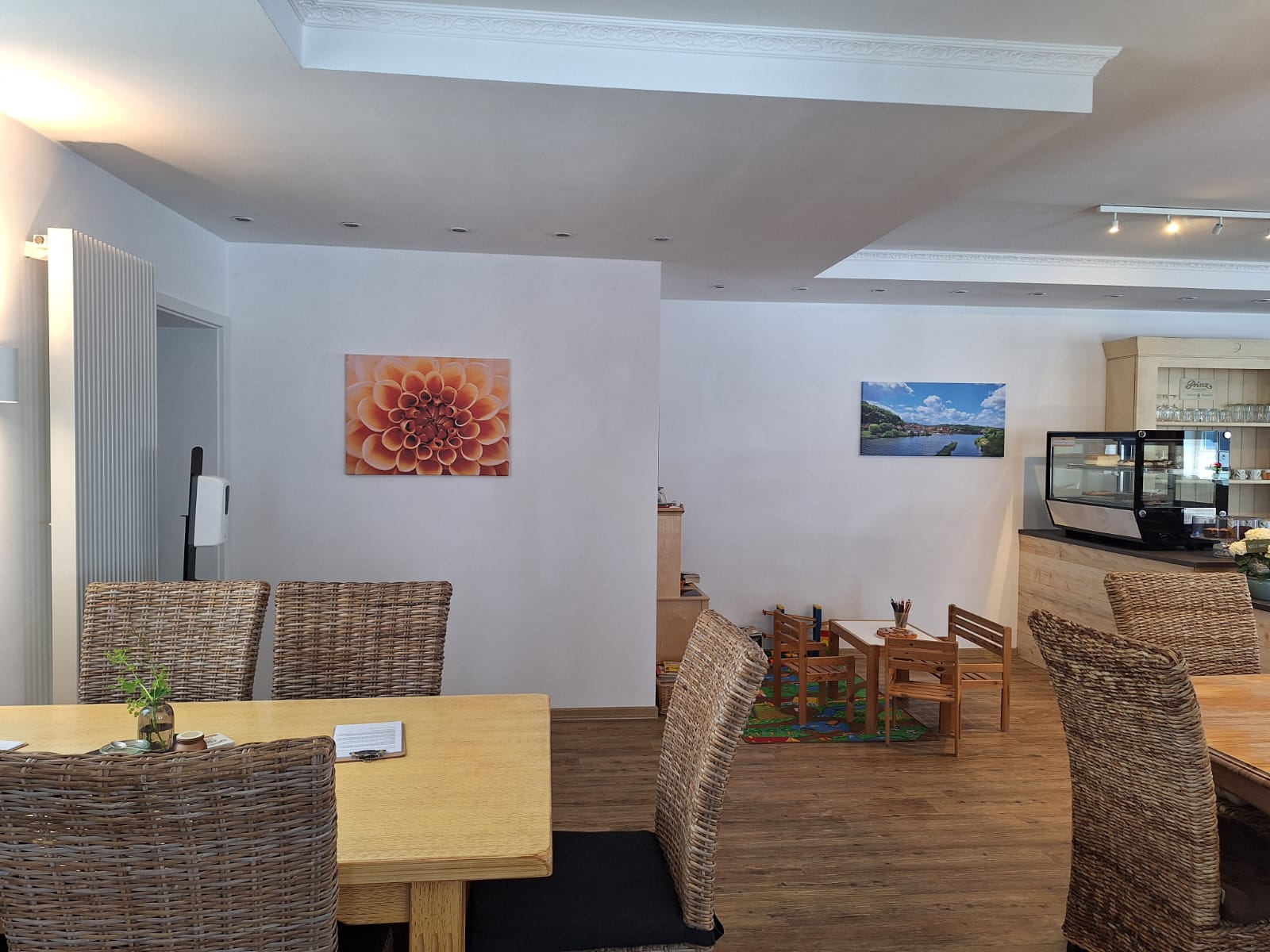 Wandbilder von Lieblingsorten im Café