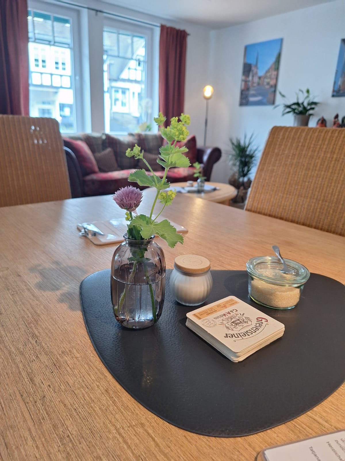 Liebevoll gedeckter Tisch